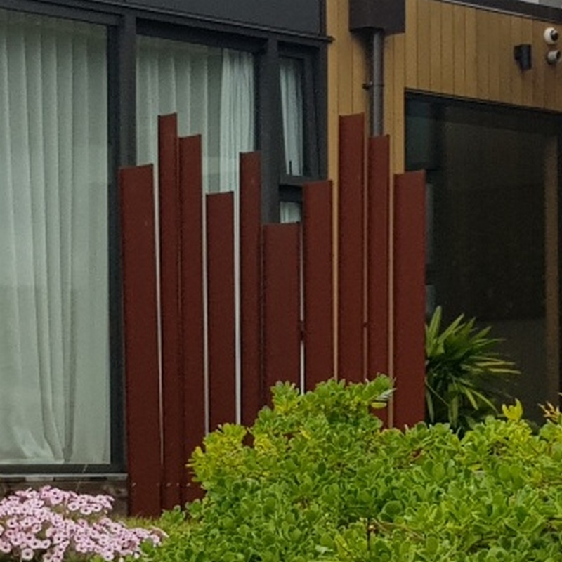 corten fence palings with different heights